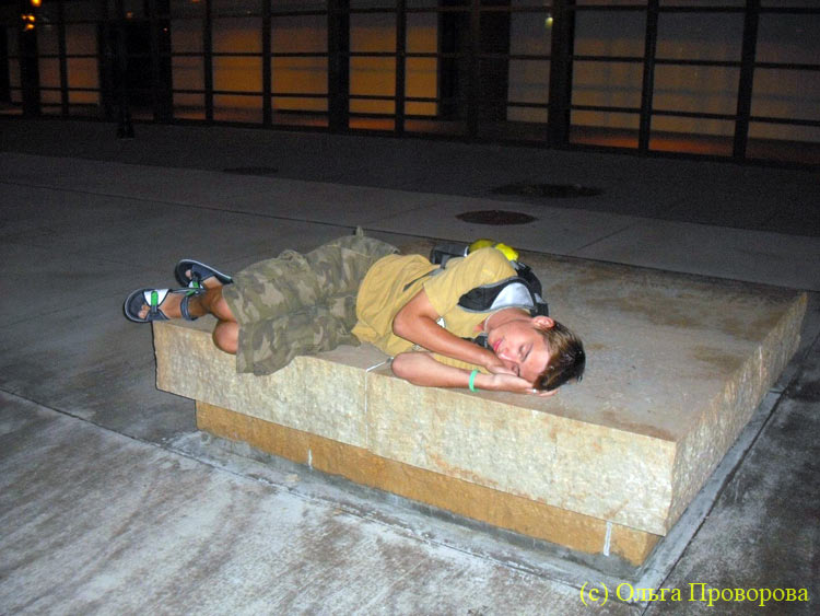 Люди спят прямо на улице